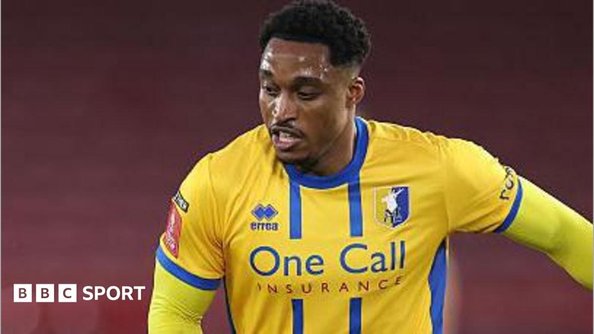 Bromley sign ex-Mansfield striker Adeboyejo