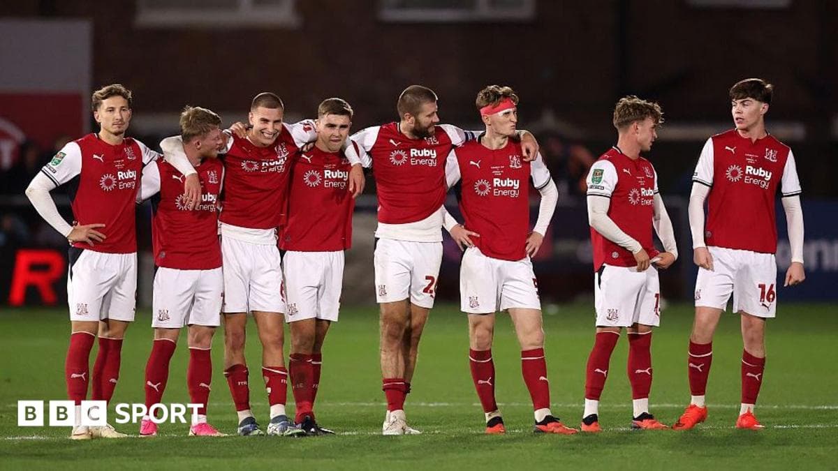 Why did Fleetwood have to lose player for Arsenal penalty shootout?