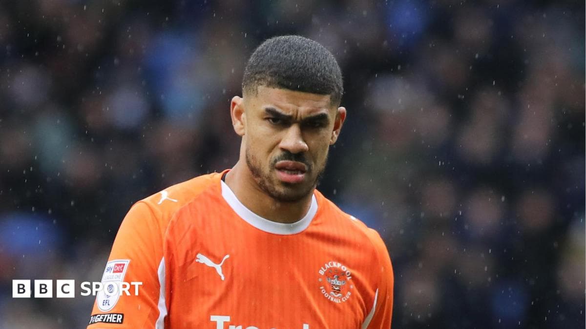 Huddersfield sign Blackpool forward Fletcher
