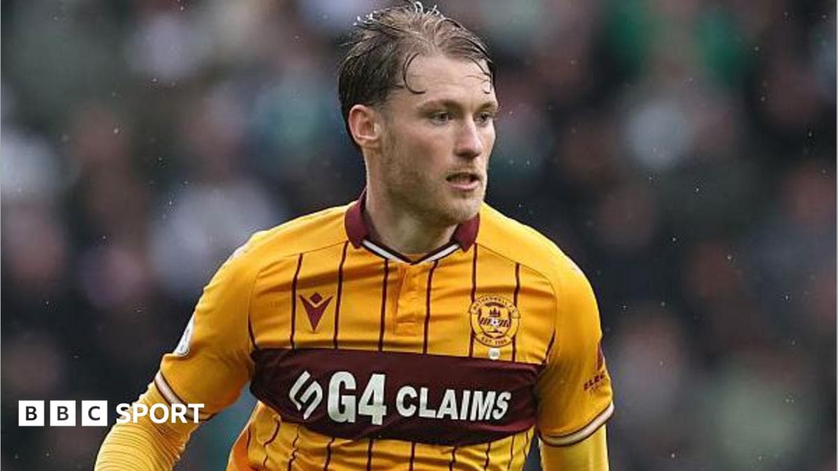 Wednesday sign midfielder Slattery from Motherwell