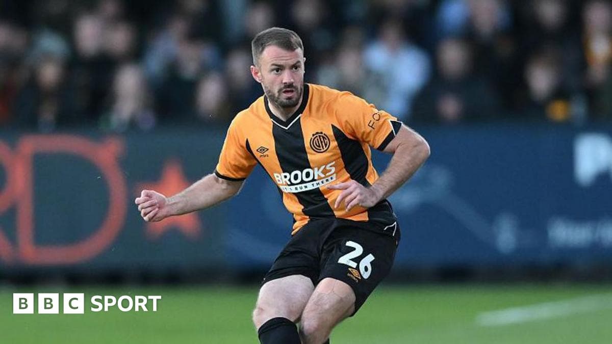 Notts County sign defender Gibbons and winger Roberts