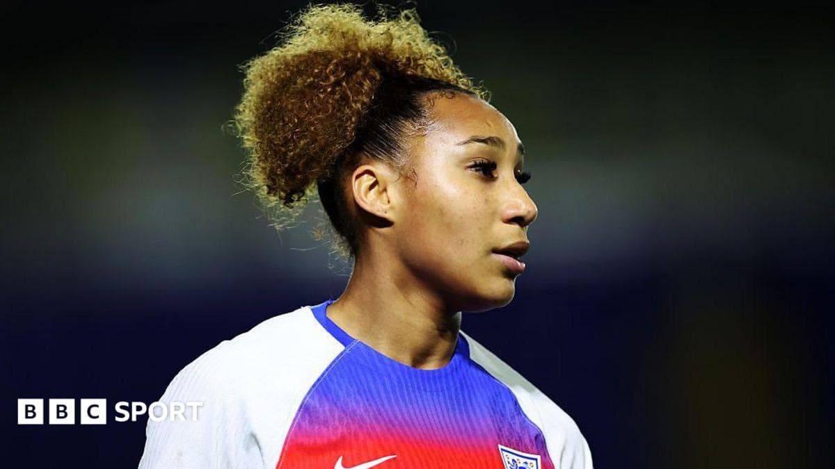 Palace sign England Under-23 striker Lloyd-Smith