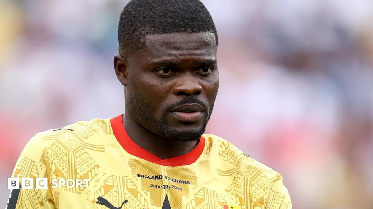 Spence appears not to shake hands with Partey
