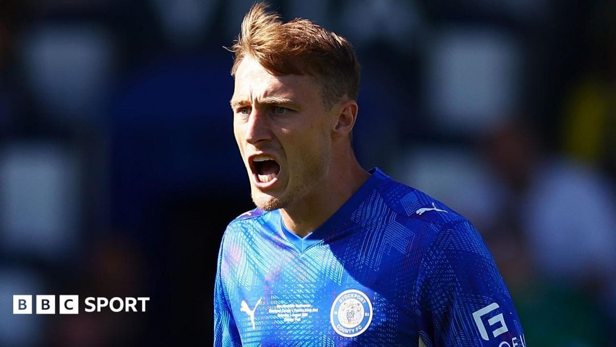 Cambridge sign Stockport midfielder Moxon on loan