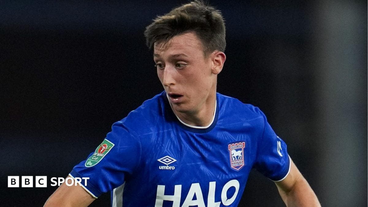 Terriers re-sign Ipswich midfielder Humphreys on loan