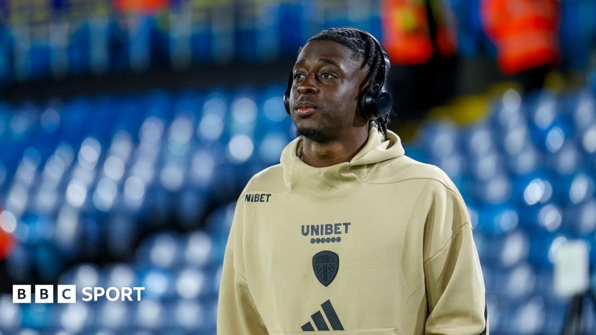 Swindon sign Hull defender Debayo on loan