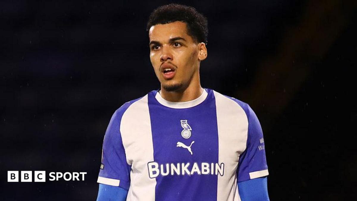 Oldham defender Leake joins Colchester