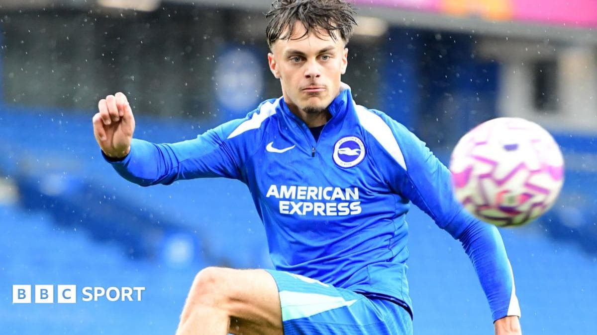 Fleetwood sign Brighton midfielder Robertson