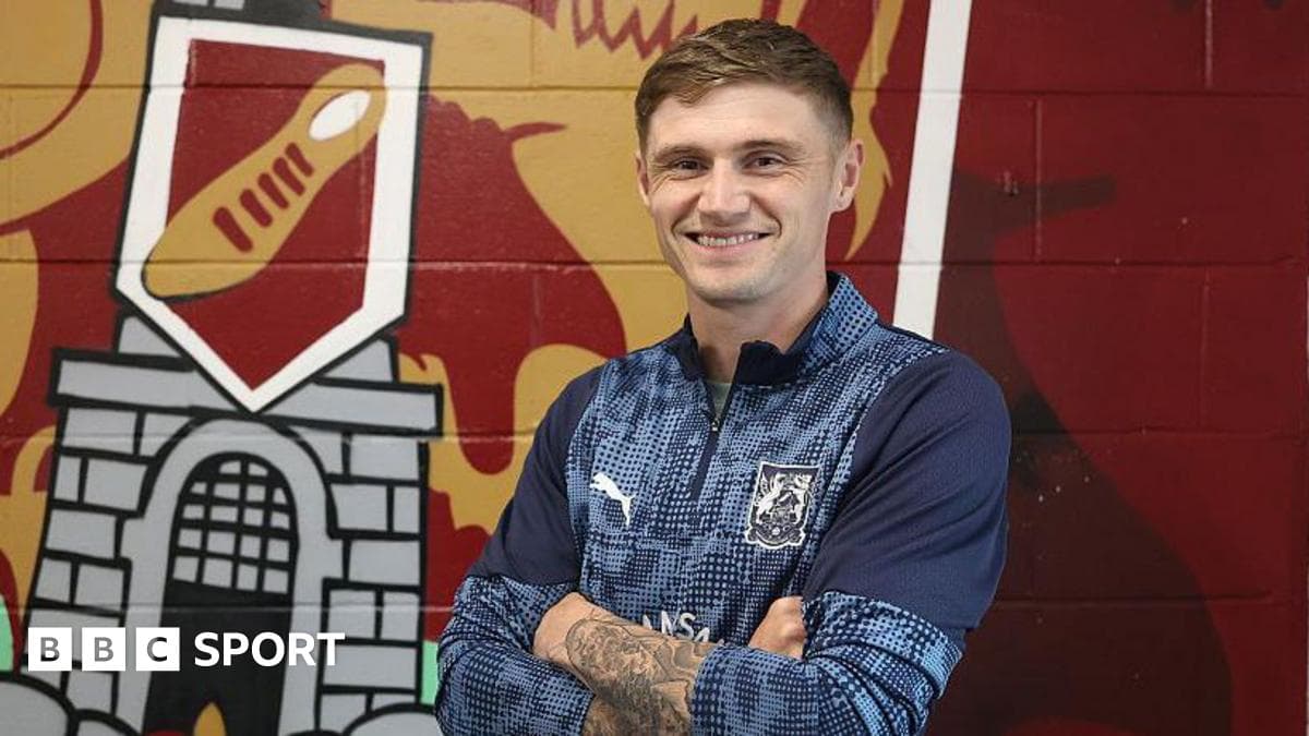 Northampton sign Saunders on two-year deal
