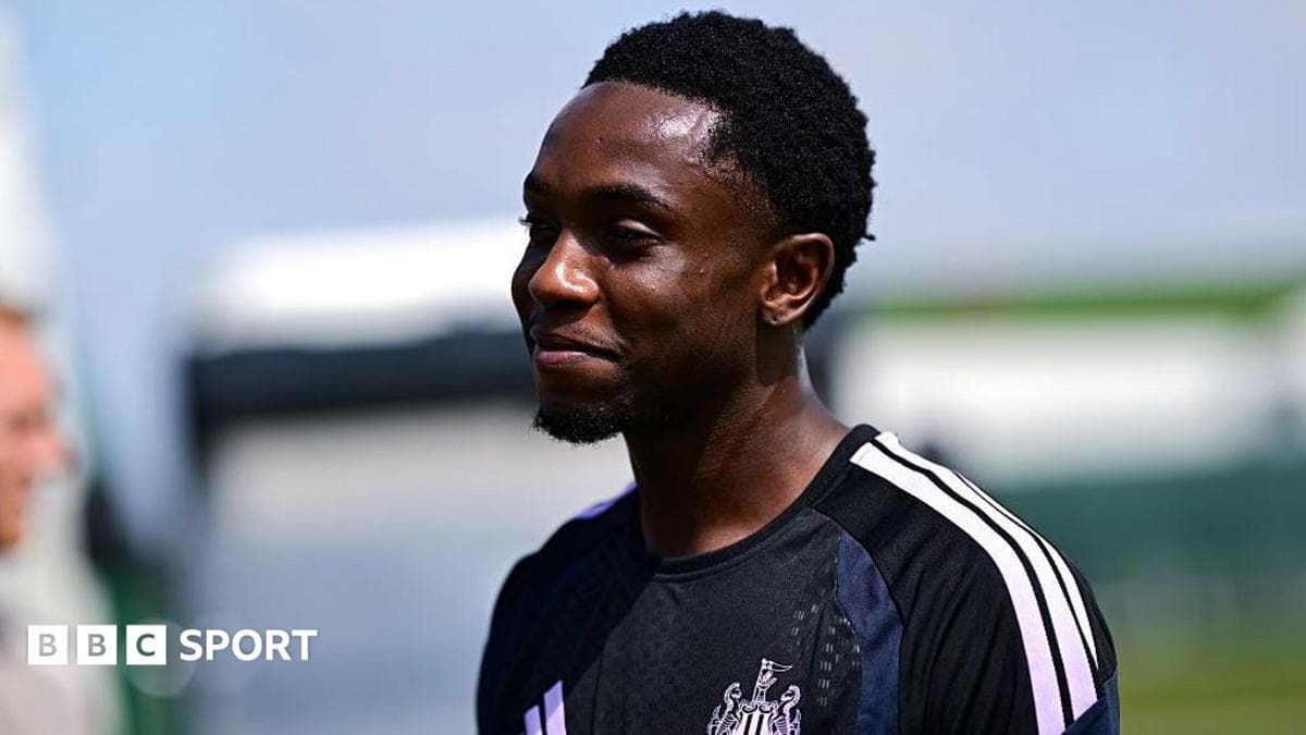 Swindon sign Newcastle midfielder Munda on loan
