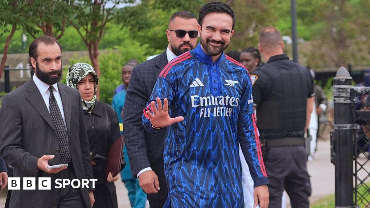 New York mayor wears Arsenal kurta during Eid prayers