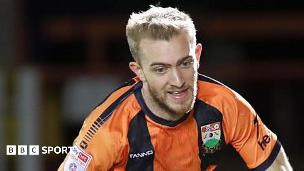 Cambridge sign Barnet striker Stead