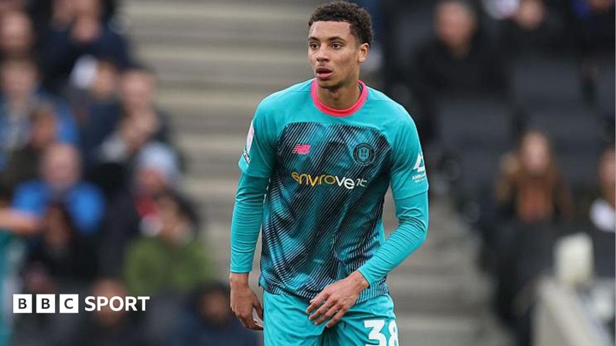 Wigan midfielder Brenan signs for Bromley