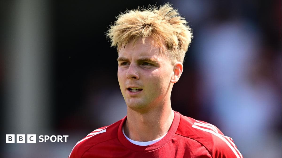Stockport sign Leicester defender Wilson-Brown