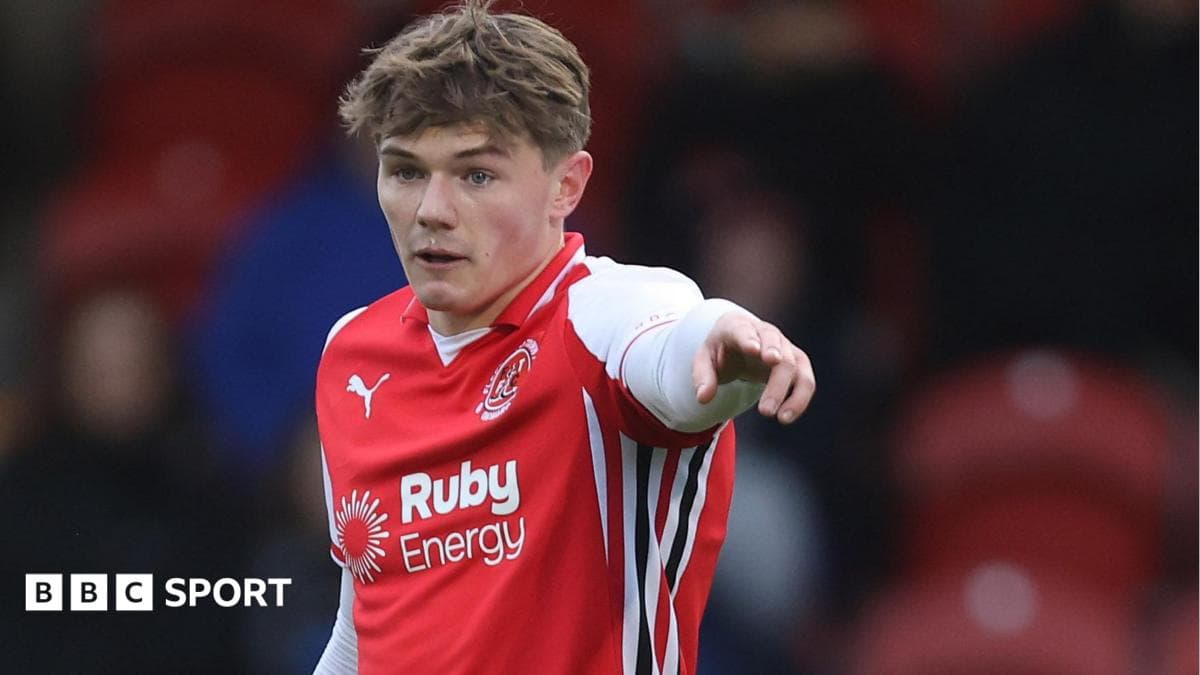 Stockport sign Man Utd winger Ennis