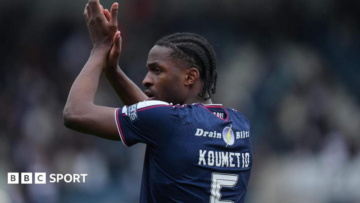 Charlton sign Dundee defender Koumetio