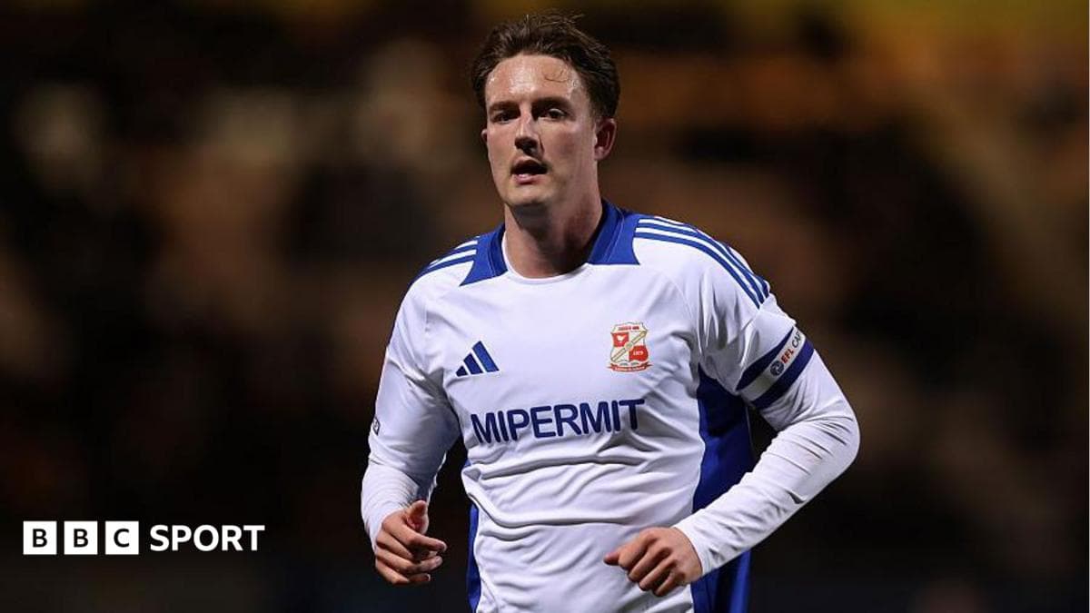 Barnet sign former Swindon defender Wright