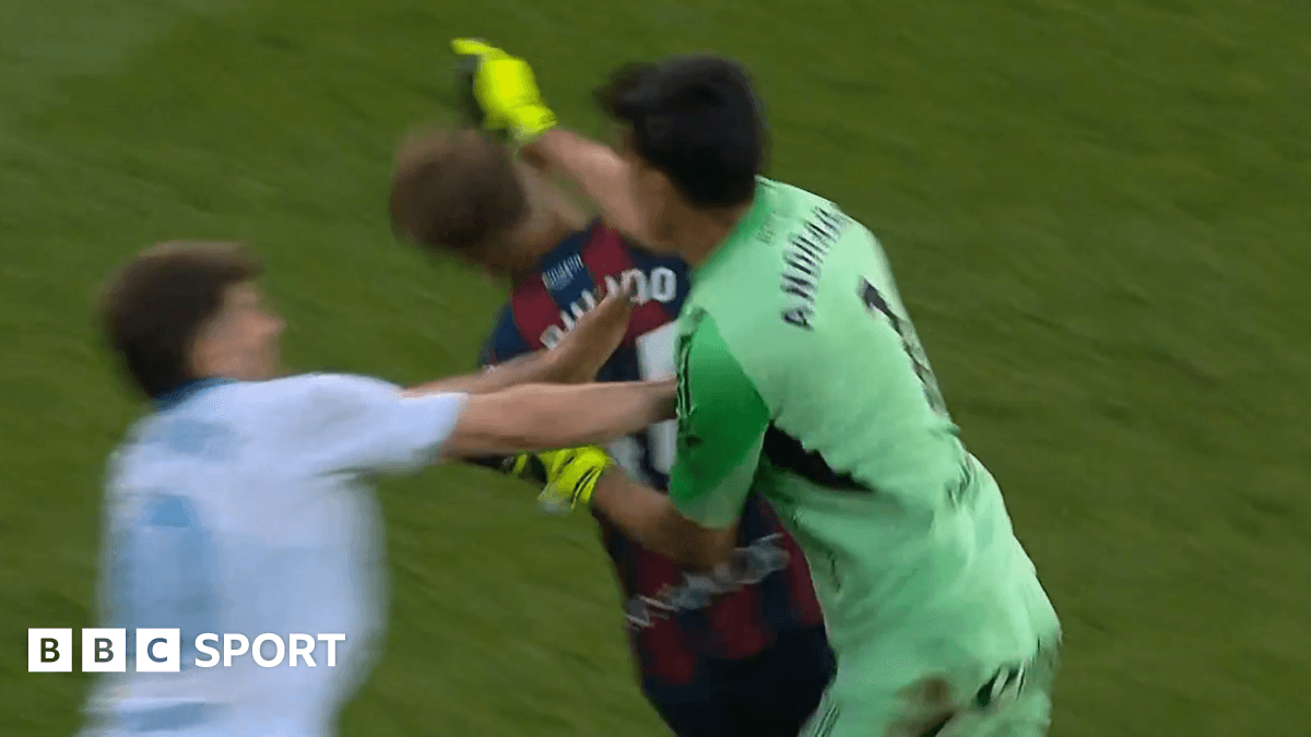 'Complete loss of control' - keeper punches rival