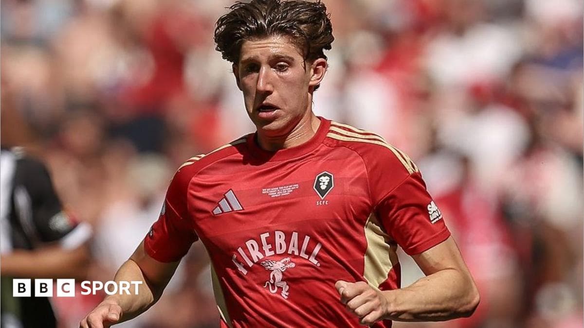 Rotherham sign Salford midfielder Austerfield