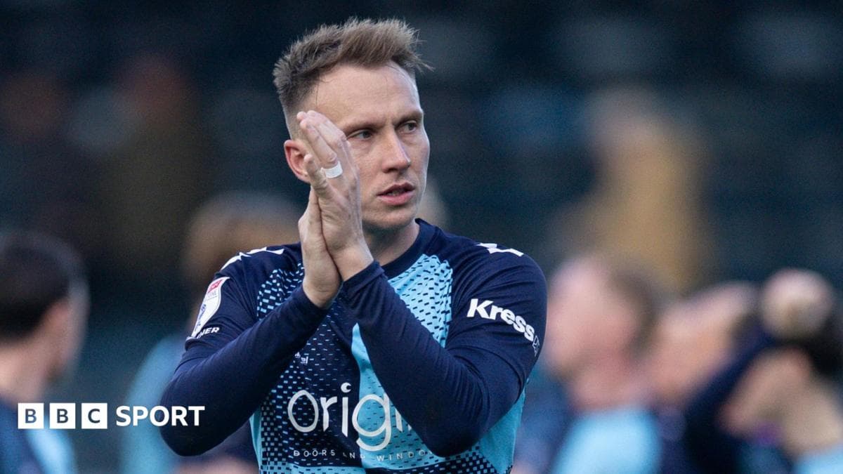 Wycombe sign Luton striker Woodrow