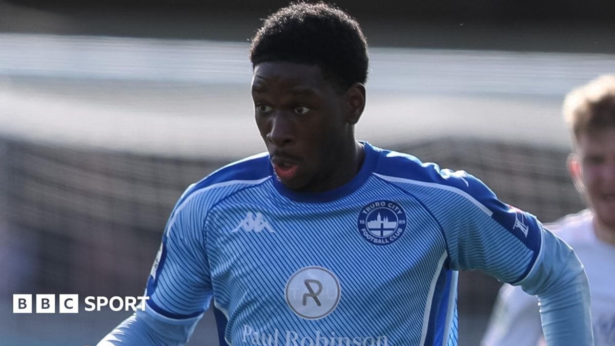 Worthing sign Truro forward Johnson-Fisher
