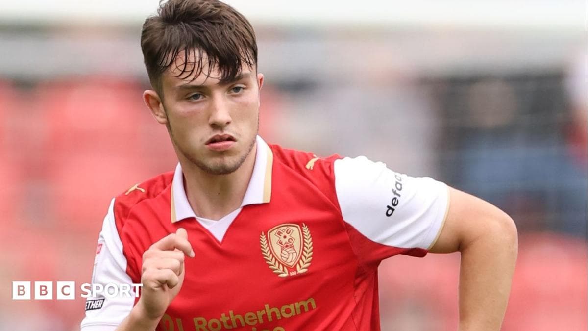 Luton sign Man Utd's Gore on loan